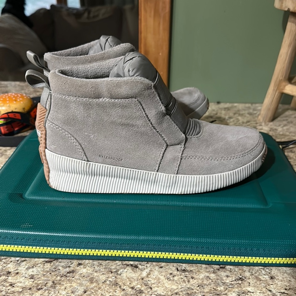 Sorel woman’s grey boots excellent condition